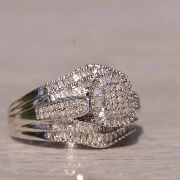 BEAUTIFUL 925 Sterling Silver and Genuine Diamond Cocktail Ring. - Picture 3 of 7